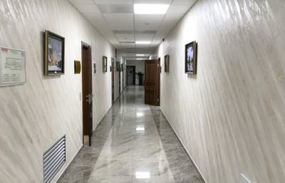 центральный коридор в офисном здании